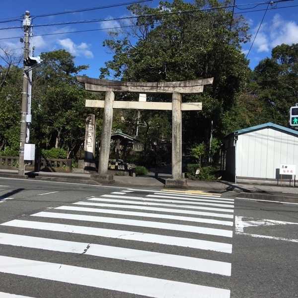 「空を置き換え」実施前のサンプル画像2（神社の鳥居）